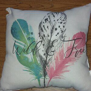 Throw Pillow "Wild & Free"